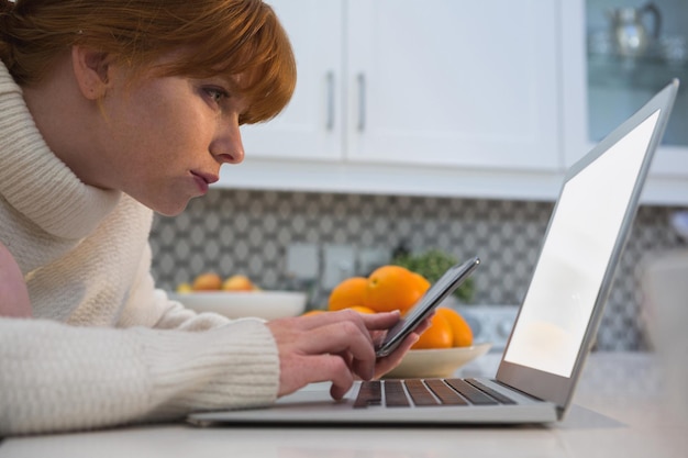 Osoba pisząca wiadomość